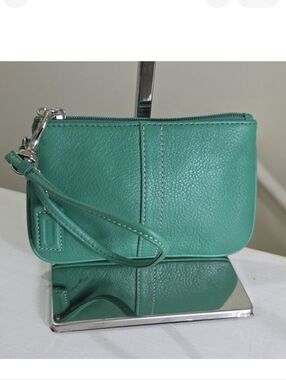 COACH Kelly Green Pebbled Leather White Contrast Stitch Small Wristlet EUC